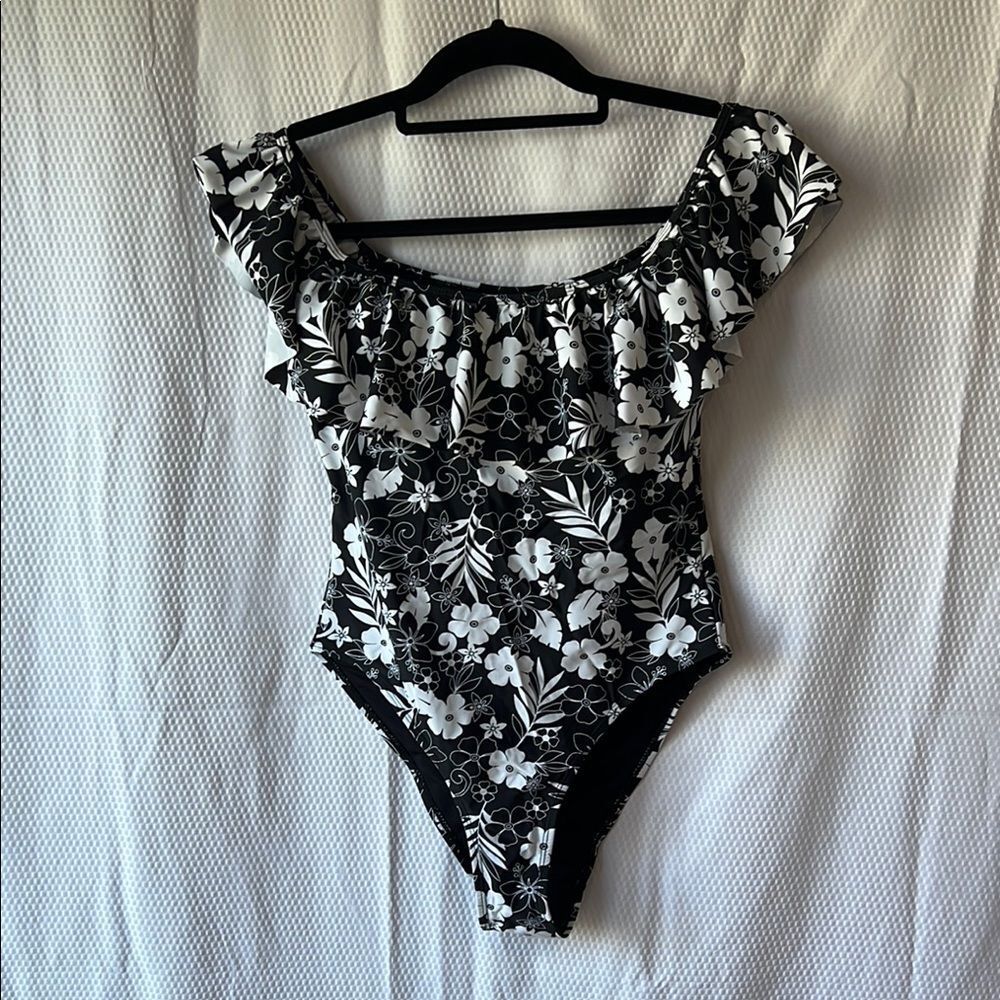 Cabana Del Sol Black White Ruffle Shoulder One Piece Swimsuit Size M